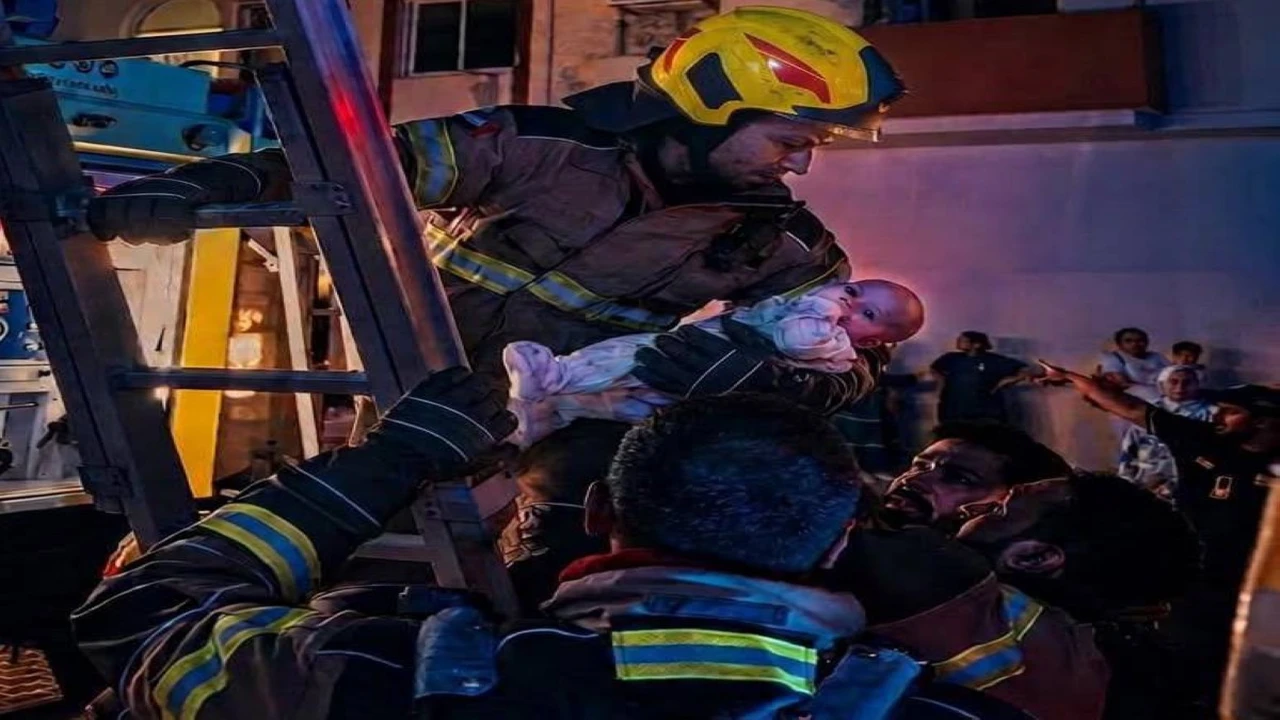 إنقاذ رضيعة من حريق شقة سكنية في الشارقة بفضل جهود الدفاع المدني